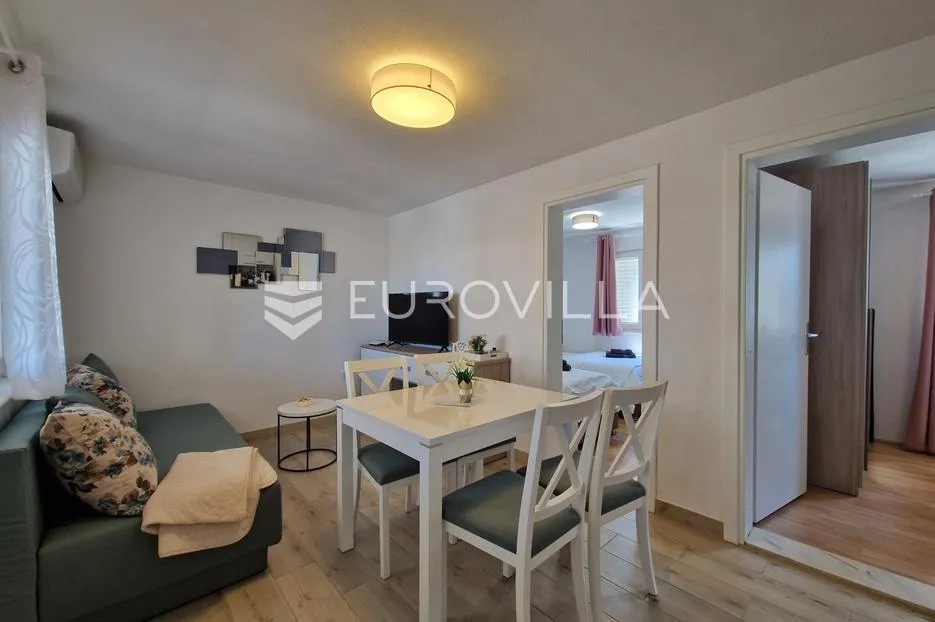 vir, simpatičan trosoban apartman svega 80 m od plaže s prostranom terasom - slika 8