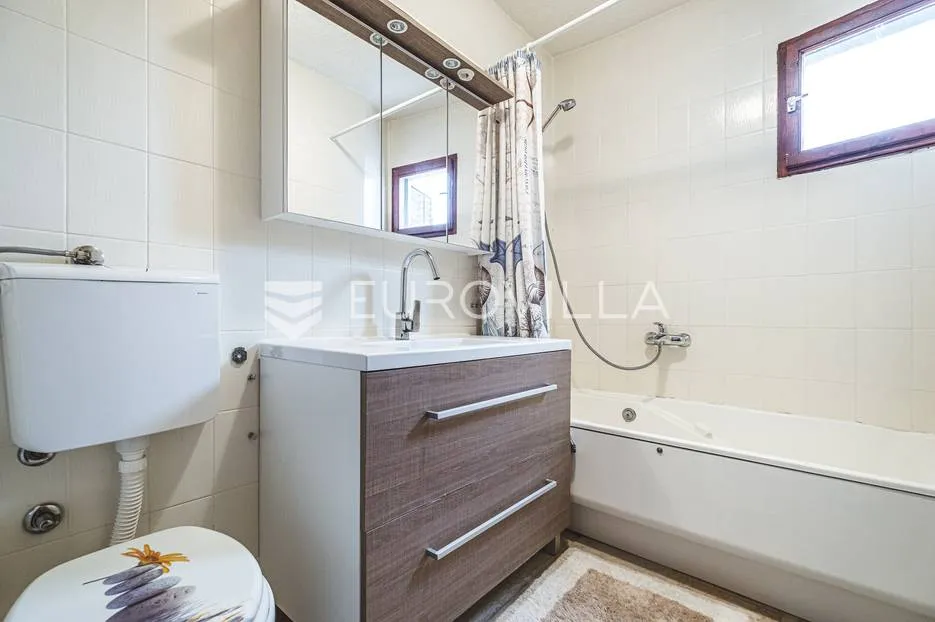 otok krk, grad krk, izvanredna kuća u prvom redu do mora nkp 260 m2 - slika 27