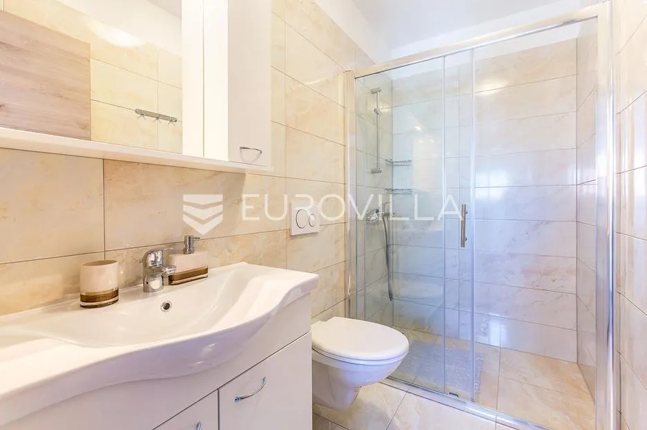 istra, medulin, velika samostojeća kuća sa 7 apartmana 100 m od mora - slika 32