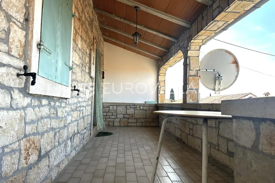 istra, višnjan, okolica, autentična kamena kuća s velikim građevinskim zemljištem i ogromnim potenc - slika 10