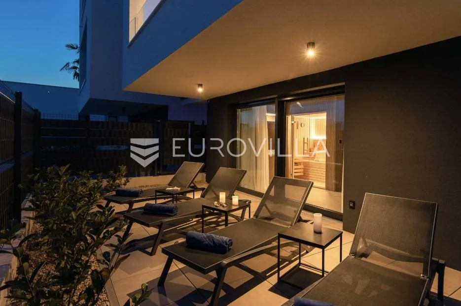 krk, novogradnja u krku, četverosoban dvoetažni stan 136 m² sa wellnessom i bazenom - slika 21