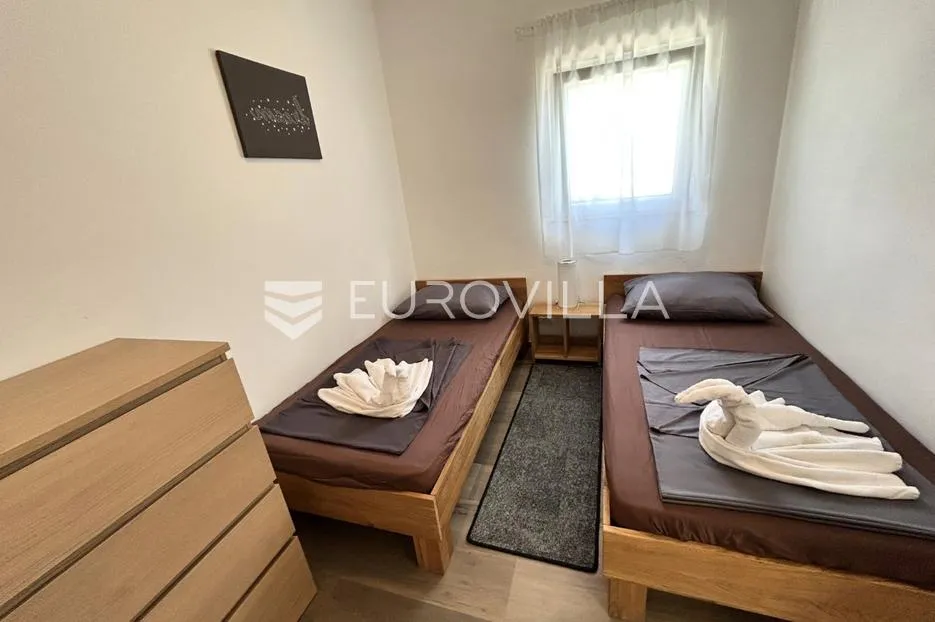 vir, atraktivna apartmanska kuća s 4 stambene jedinice udaljene 150 m od plaže - slika 47