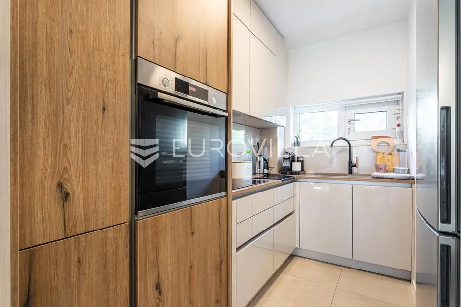 solin, poslovni prostor, uređen kao dvosobni stan, ukupne površine 67 m² - slika 2