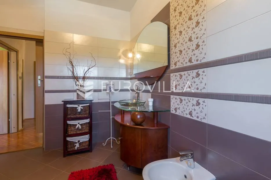 pula, veli vrh, vila s 4 odvojena apartmana, bazenom i velikom okućnicom - slika 32
