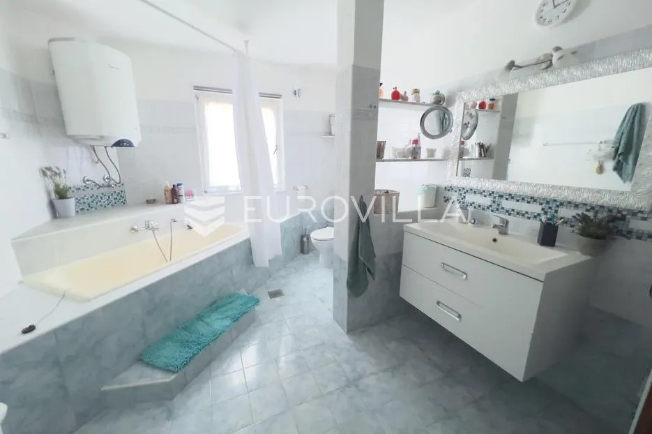 istra, novigrad okolica, šarmantan prostrani stan sa terasom, vrtom i malim odvojenim apartmanom - slika 5