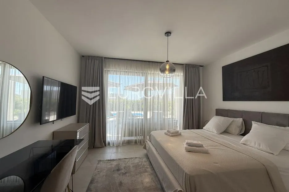 kaštel stari, moderna vila s bazenom i pogledom na more - slika 16
