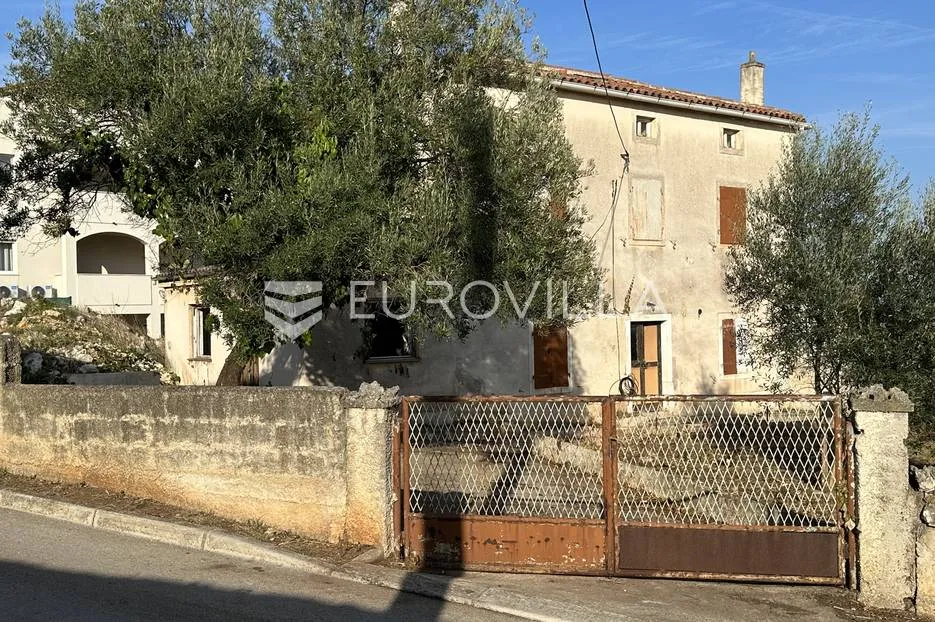 ližnjan, samostojeća kuća u centru mjesta na velikoj okućnici - slika 3