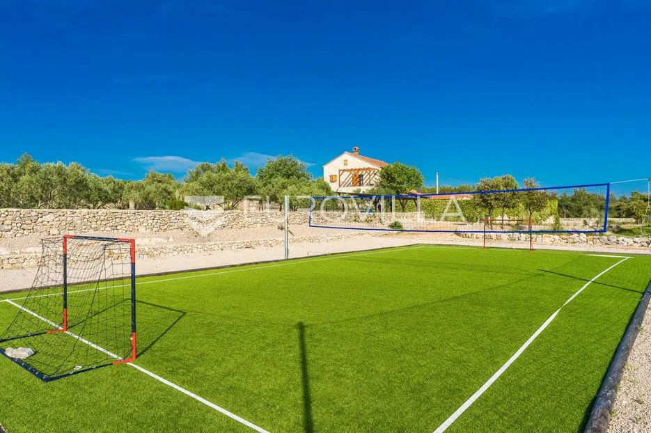 šibenik, martinska, prekrasna kamena vila s bazenom, vrtom i igralištem - slika 44