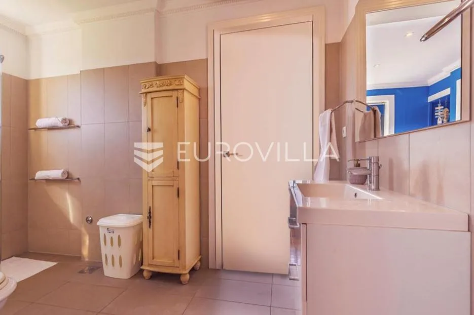 istra, pomer, prekrasna vila od 490 m2 u blizini marine s velikim vrtom i bazenom - slika 10