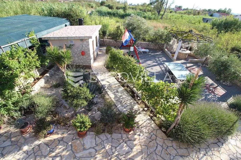zadar, vrsi, lijepa kuća s apartmanima i vrtom - slika 9