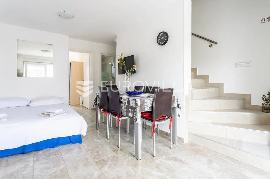 novalja, novouređena kuća s tri apartmana u centru grada - slika 13