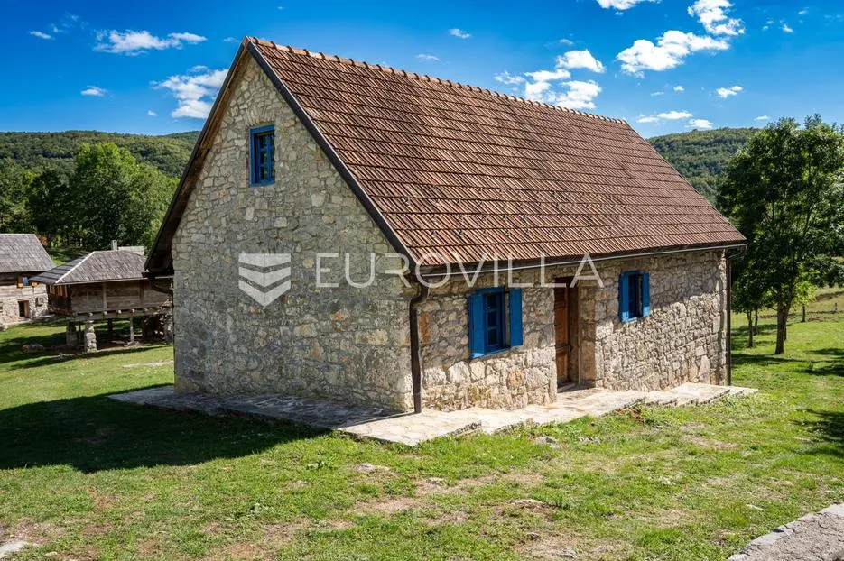 lika, plitvička jezera, ograđeno imanje 40.000 m² s 11 kuća, izuzetna rijetka investicija - slika 5