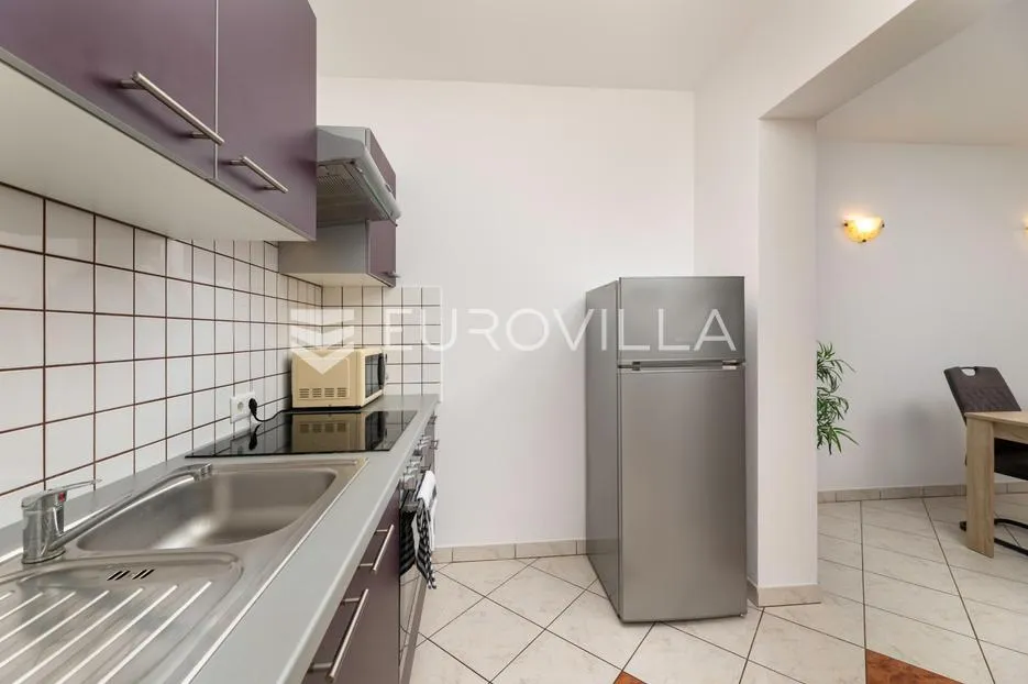 malinska, adaptirana kuća s tri stana 280,72 m², 800m od mora - slika 4
