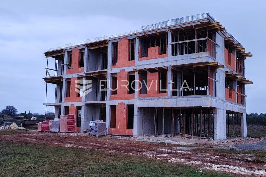 Pula, bliža okolica, moderni četverosobni stan na prvom katu s kuhinjom, 93.10 m², KREDIT MOGUĆ