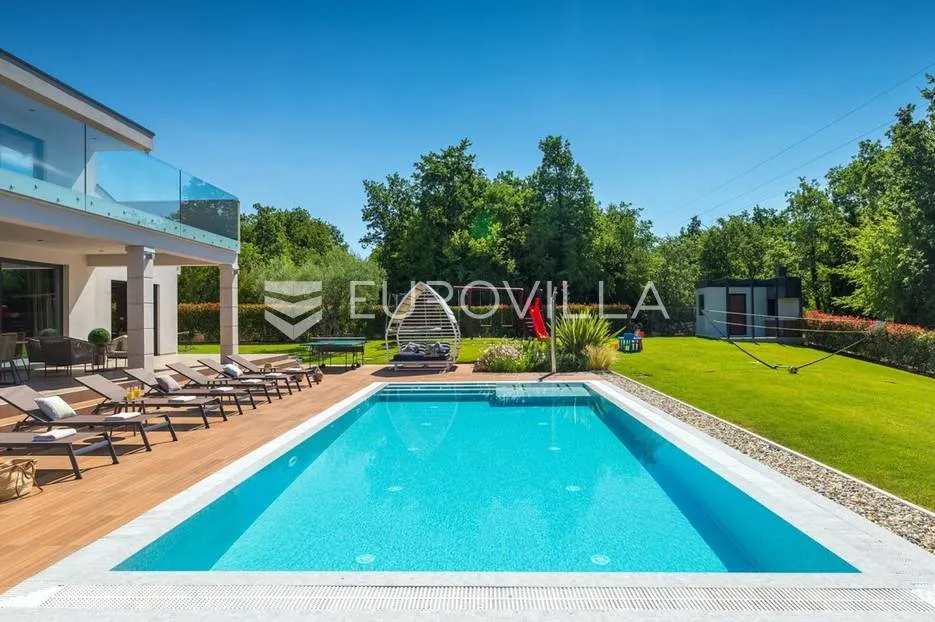 višnjan, prekrasno raspoređena vila okružena zelenilom, nkp 242 m2, na velikoj uređenoj okućnici - slika 28