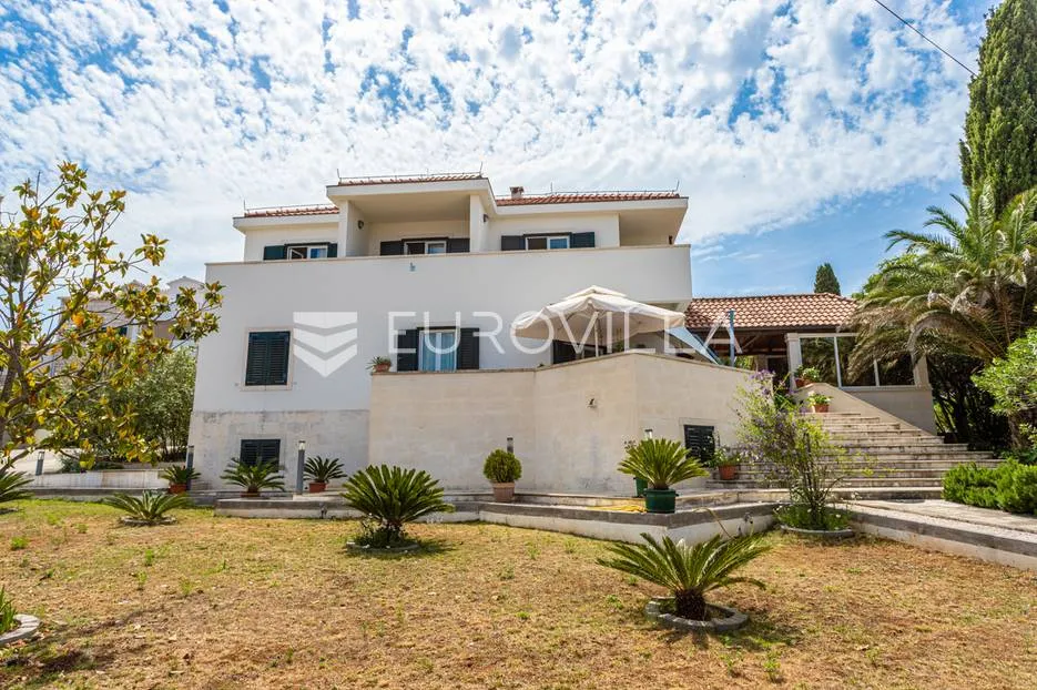 brač, prekrasna vila s velikom okućnicom 20 m od mora - slika 2