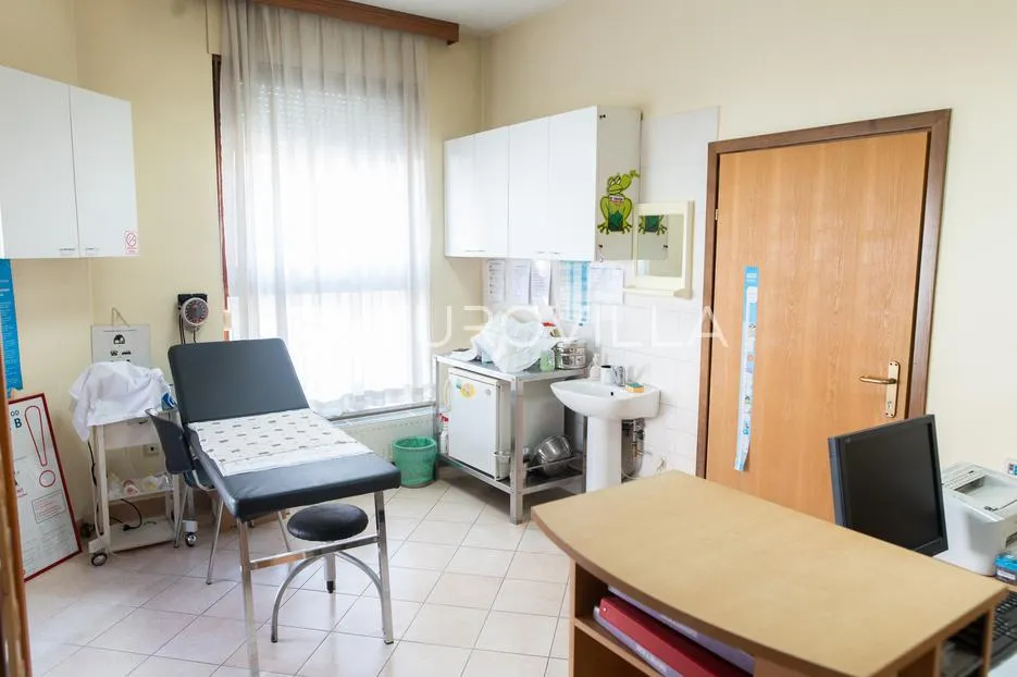 đakovo, ordinacija 53 m² u centru grada, potpuno opremljena - slika 8