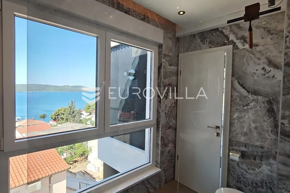 trogir, čiovo, dizajnerski uređen dvosoban stan s krovnom terasom garaža, jacuzzi - slika 18