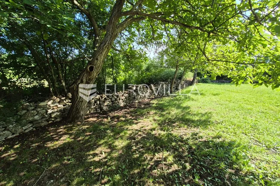 istra, dobravci, građevinsko zemljište 1154m2 s dva objekta - slika 2