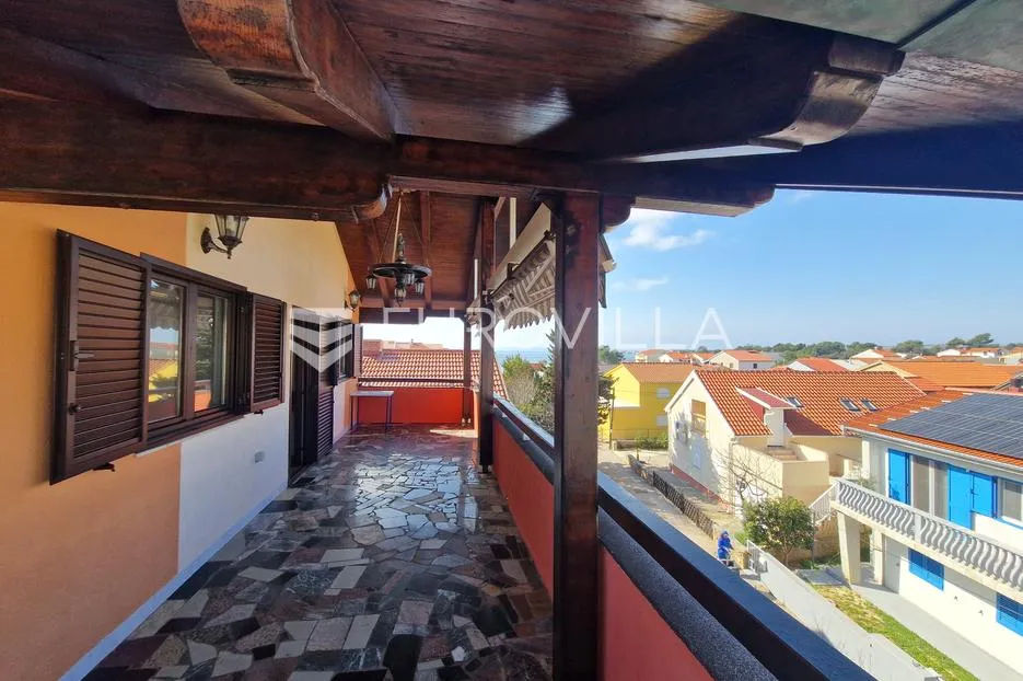 vir, 120 m od plaže, trosobni renovirani apartman s pogledom na more - slika 2