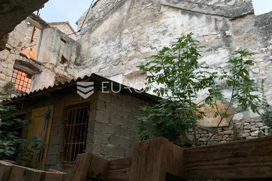 brač, milna, kamena kuća za potpunu renovaciju u centru mjesta - slika 6
