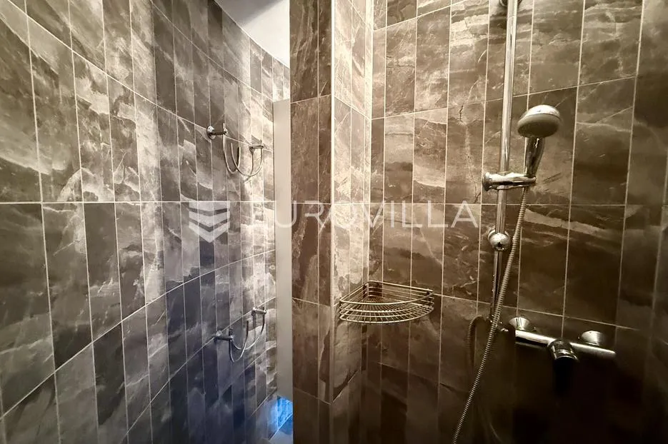 medulin, kuća s bazenom, dvije krovne terase i panoramskim pogledom na more - slika 16