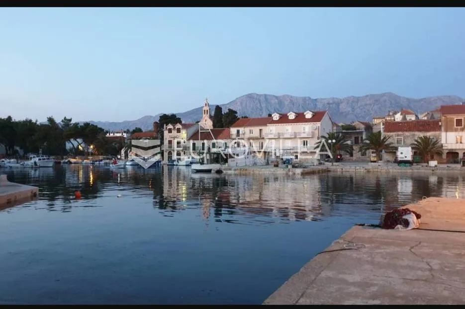 Hvar, Sućuraj, kuća na samoj rivi za adaptaciju