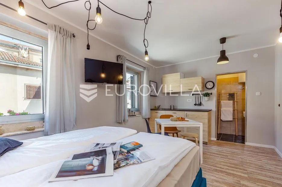 rijeka, centar, novouređen dvoetaži stan nkp 125 m2 s četiri apartmana - slika 3