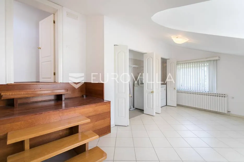 zagreb, šestinski vrh prekrasan šesterosoban dvoetažan stan 250m2 + 2 garaže - slika 14