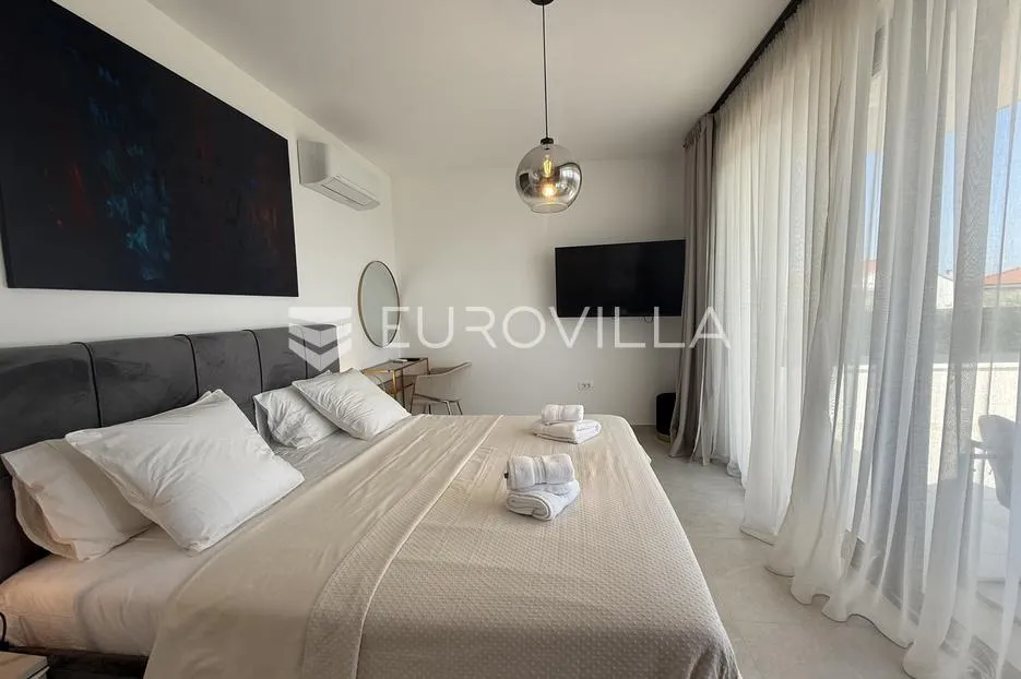 kaštel stari, moderna vila s bazenom i pogledom na more - slika 6