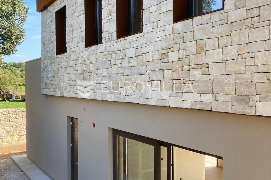istra, okolica bala, kamena dizajnerska kuća 176 m² s bazenom - slika 2
