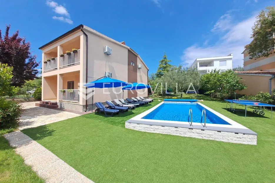 Istra, Fažana, prostrana kuća površine 200 m² s bazenom, 600 m od mora