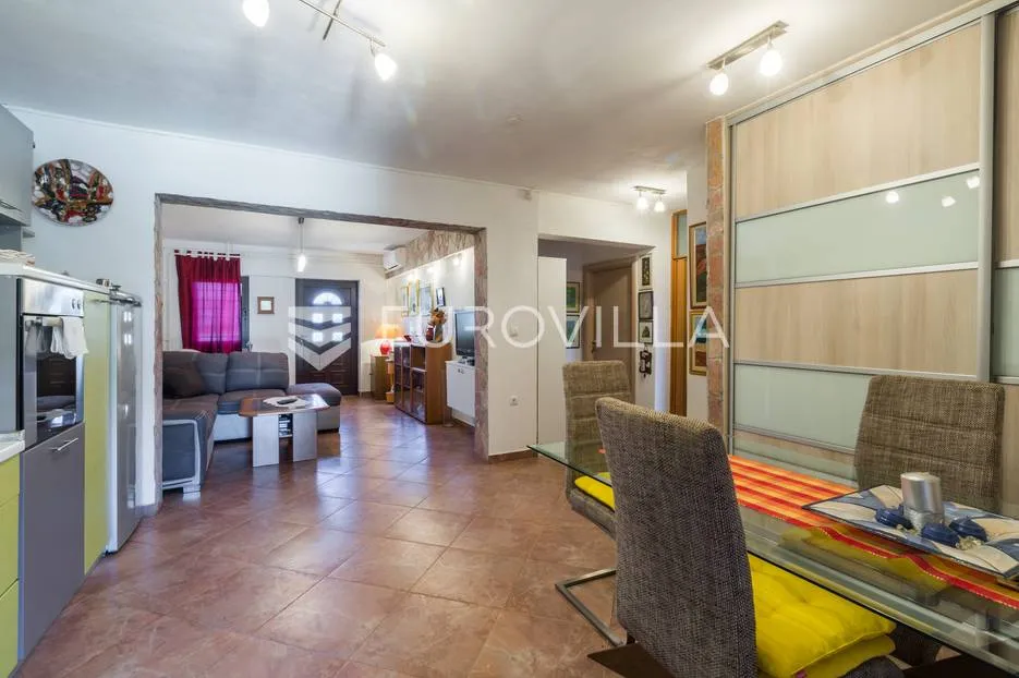 pula, veli vrh, vila s 4 odvojena apartmana, bazenom i velikom okućnicom - slika 21