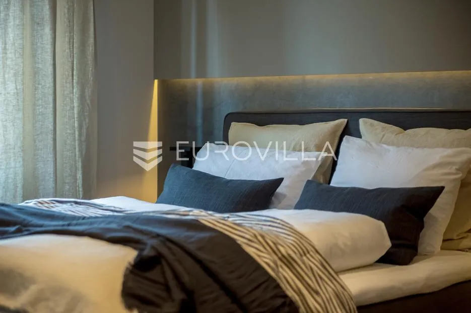 rijeka, centar, novouređen luksuzan stan nkp 78 m2 s tri apartmana - slika 12