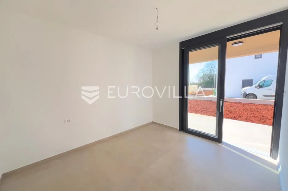 umag, novogradnja, stan u prizemlju, 64.77 m² s vrtom od 157 m² - slika 9