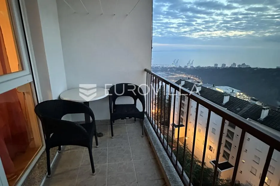 Rijeka, Škurinje, uređen trosoban stan, lođa s panoramskim pogledom