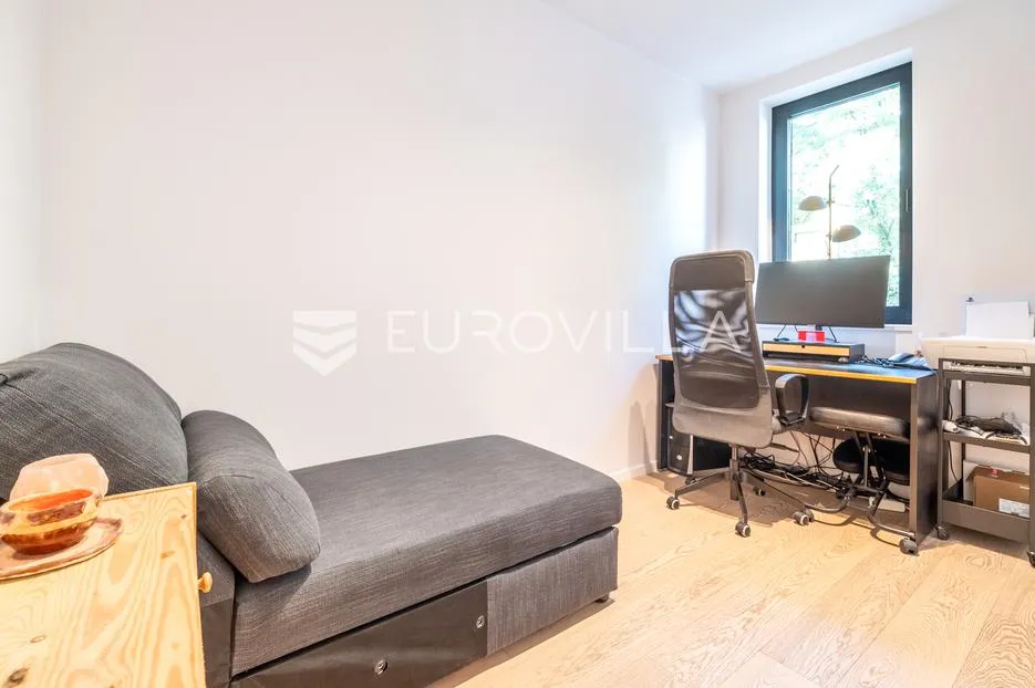 zagreb, britanac prekrasan trosoban stan 75 m² sa garažom - slika 7
