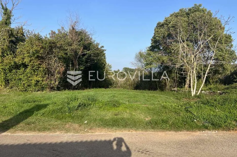 Istra, Barban - građevinsko zemljište s projektom i dozvolom, 784 m2