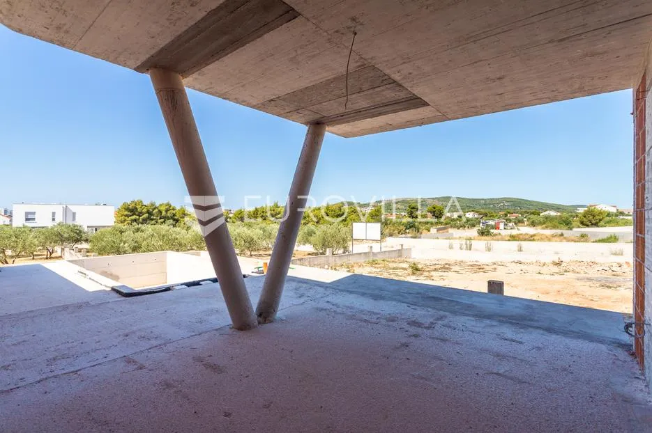 vodice, prostran dvosoban stan s bazenom i dvorištem, 125,91 m² - slika 7