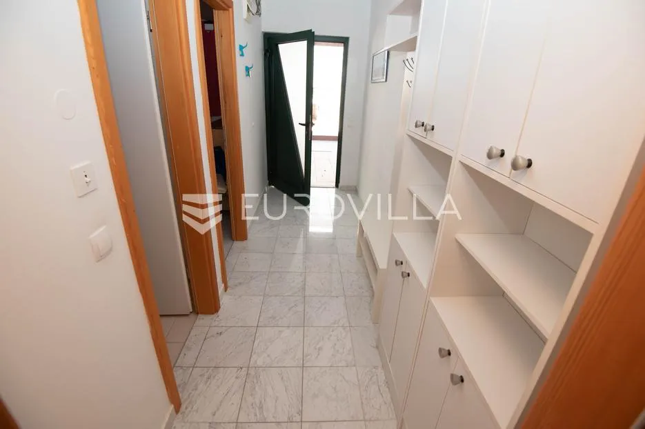 tisno, ekskluzivna apartmanska kuća prvi red do mora s panoramskim pogledom i brodicom - slika 25