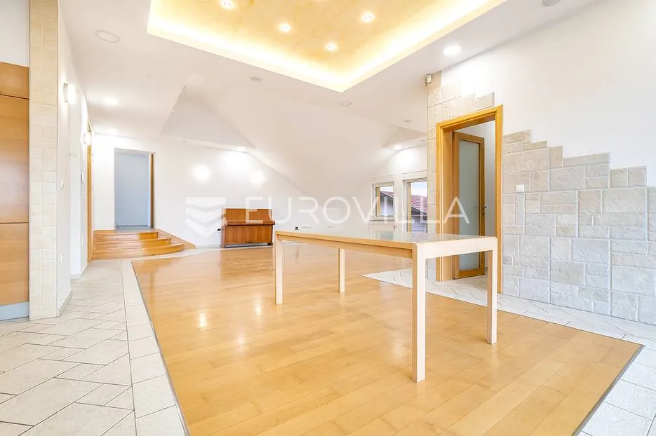 zaprešić, stambeno poslovna kuća 950m2 sa skladišnom halom, vrhunska lokacija - slika 2