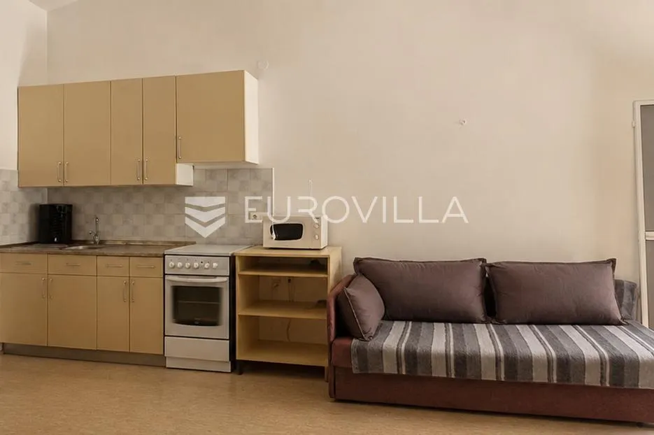 vir, kuća s dva apartmana, 6 spavaćih soba i velikim privatnim dvorištem - slika 8