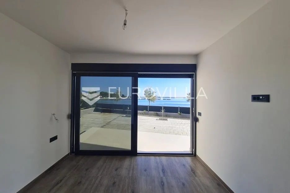 vir, luksuzan apartman s 3 spavaće sobe, prvi red do mora, centar otoka - slika 22