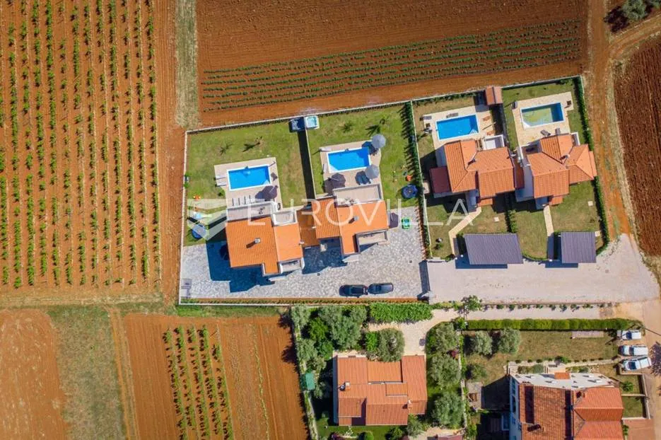 istra, poreč, luksuzna vila 244 m2 s bazenom i velikom uređenom okućnicom, pogled na more - slika 6