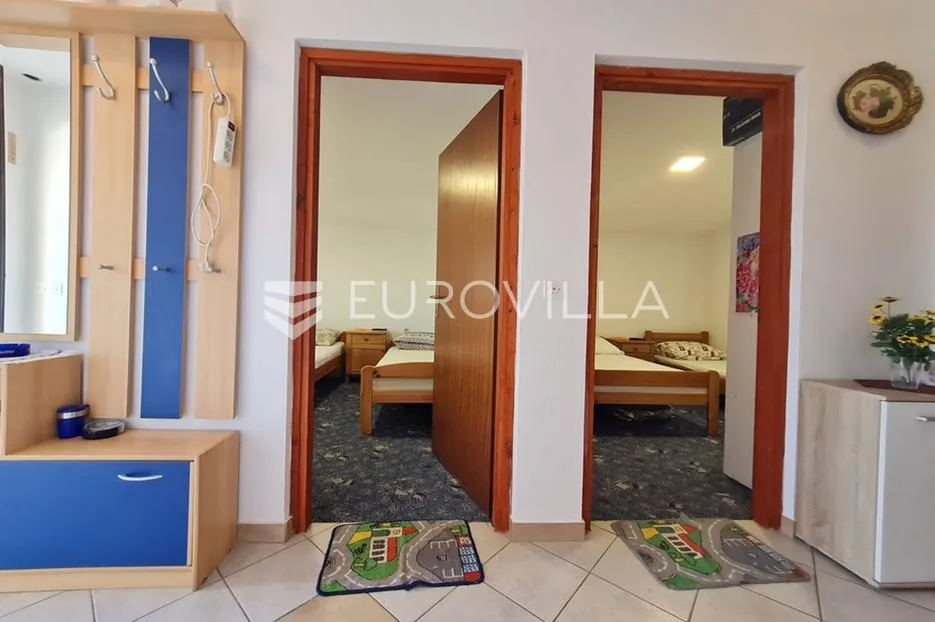 vir, nekretnina na izvrsnoj lokaciji, 40 m od mora, s dva odvojena apartmana - slika 9