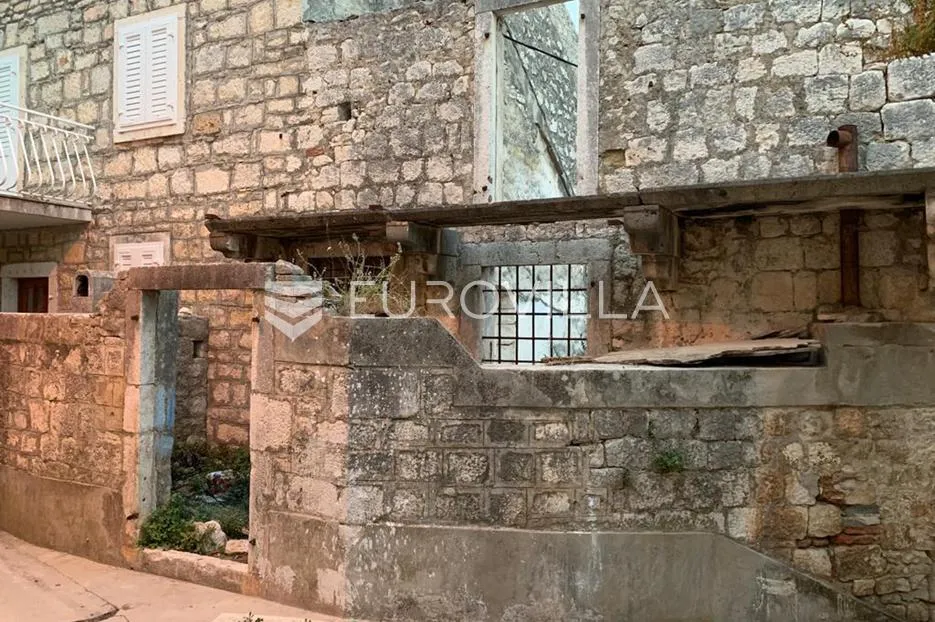 brač, milna, kamena kuća za potpunu renovaciju u centru mjesta - slika 3