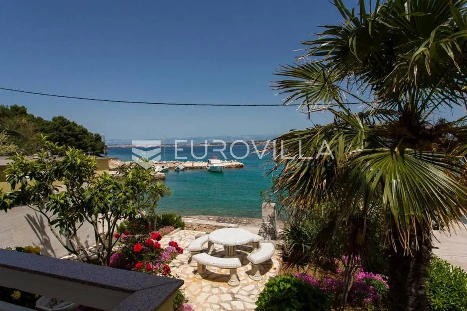 otok ugljan, kuća s pet apartmana prvi red do mora - slika 3