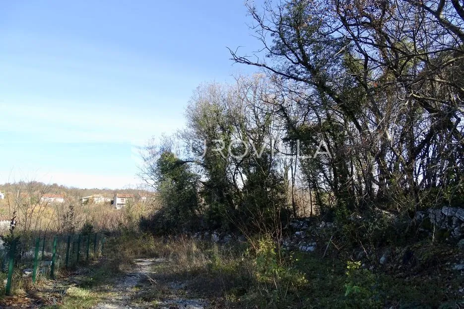 Kastav, građevinski teren na mirnoj lokaciji, moguća parcelacija na 3 terena