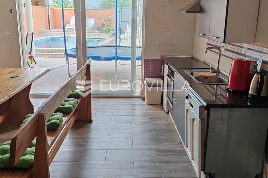 istra, tinjan, samostojeća kuća s bazenom i okućnicom 350m2 - slika 7