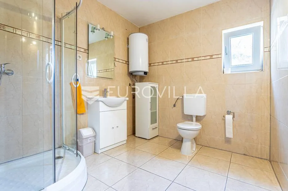 omiška rivijera- lokva rogoznica, apartmanska kuća s 8 stanova, udaljena 300 m od mora. - slika 16